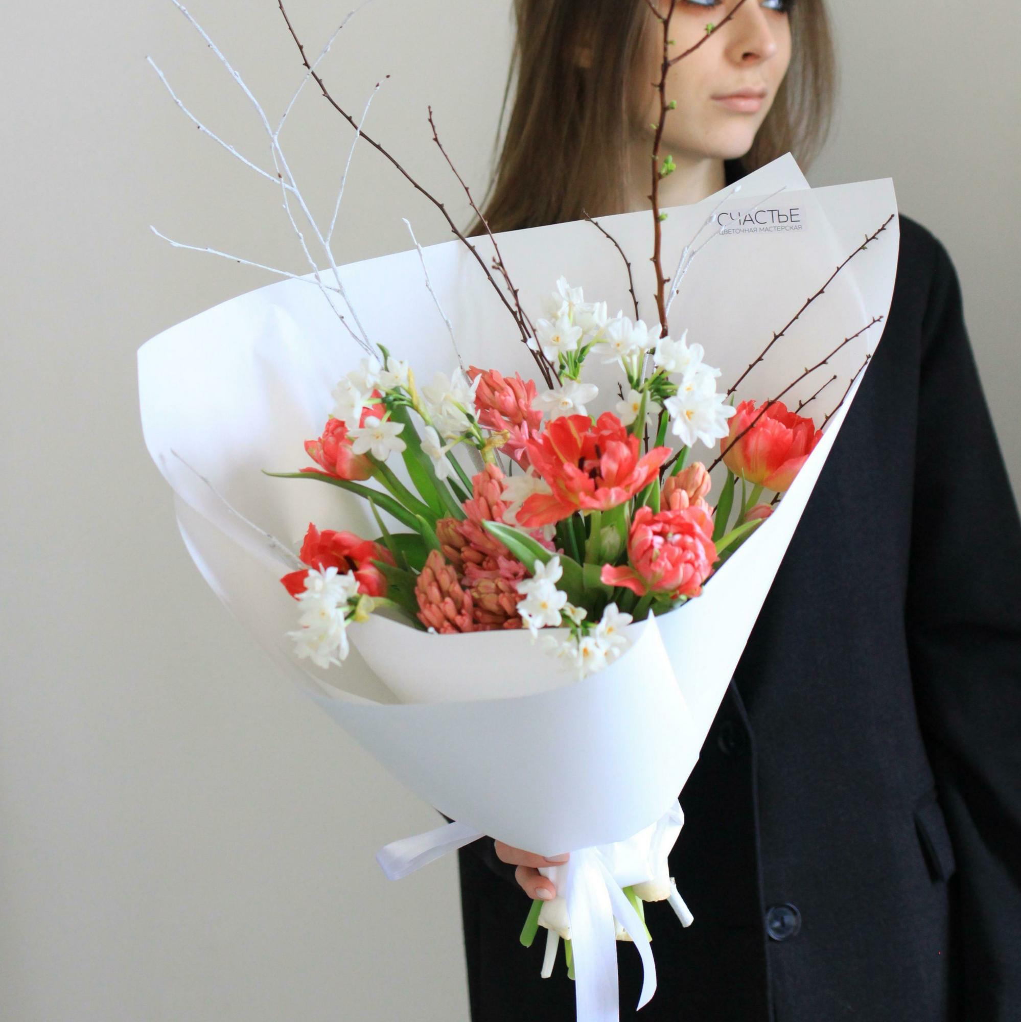 Яркий кулек с гиацинтами