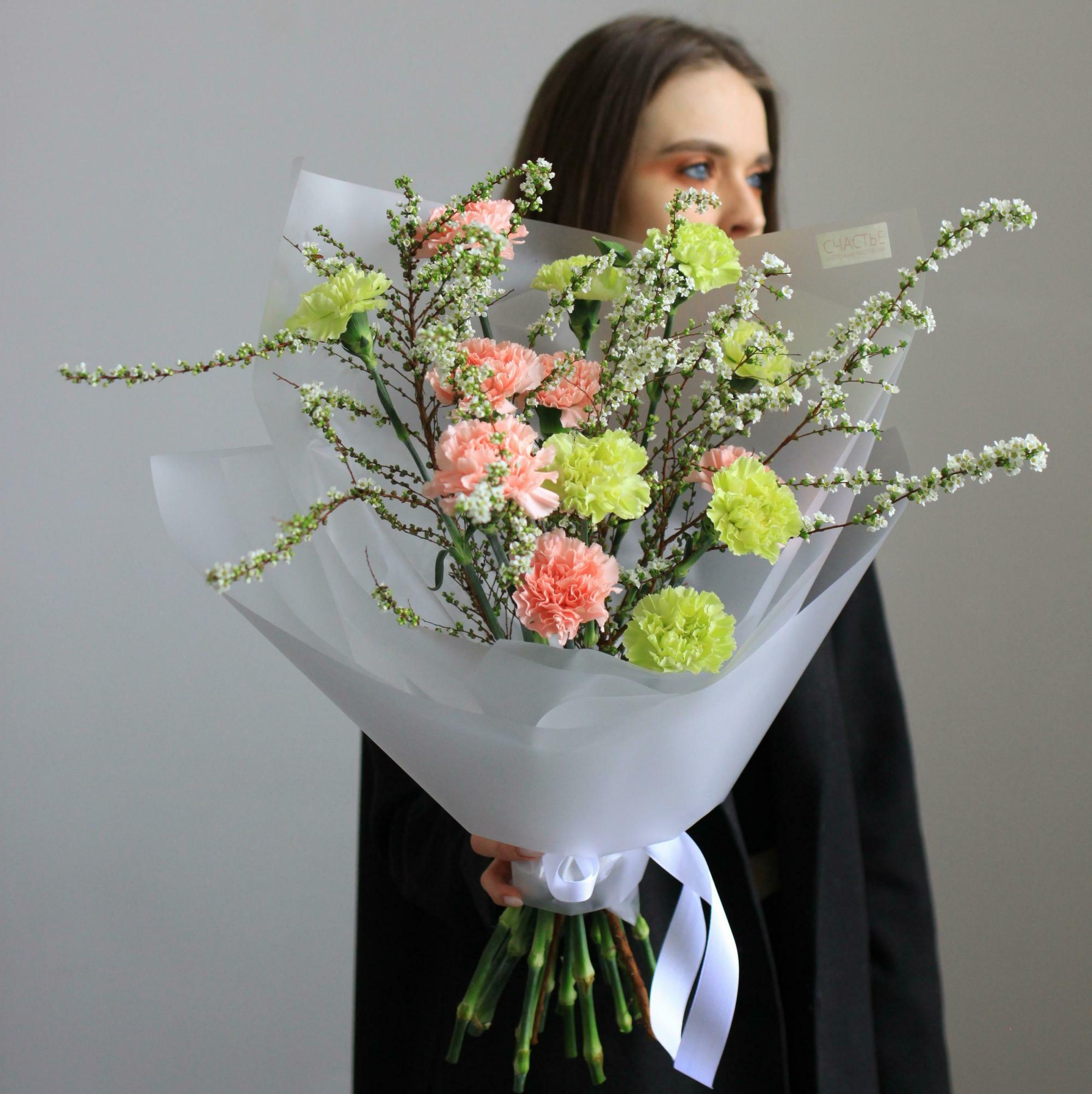 Воздушный букет с гвоздиками и спиреей