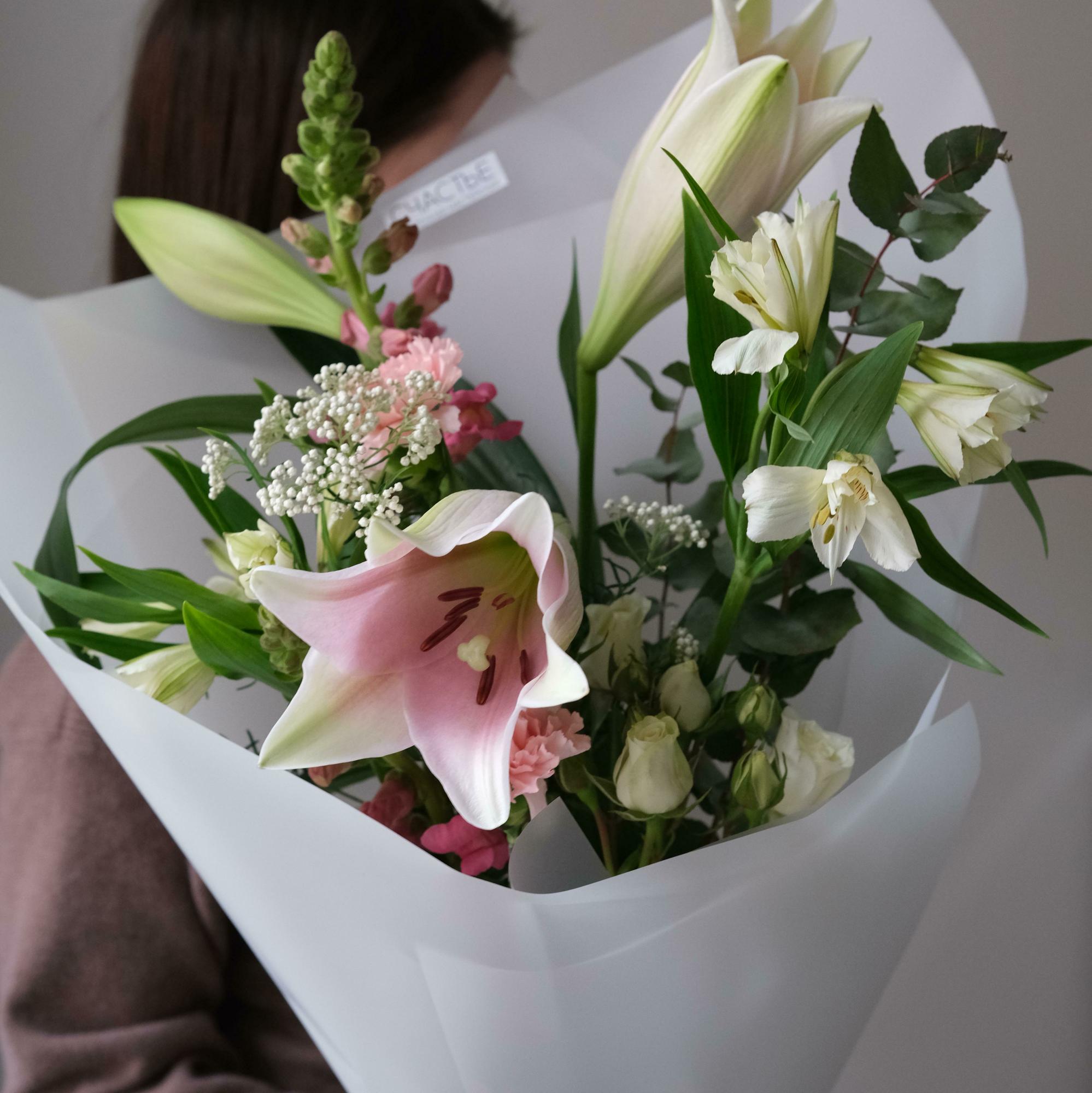 Нежный букет с лилией