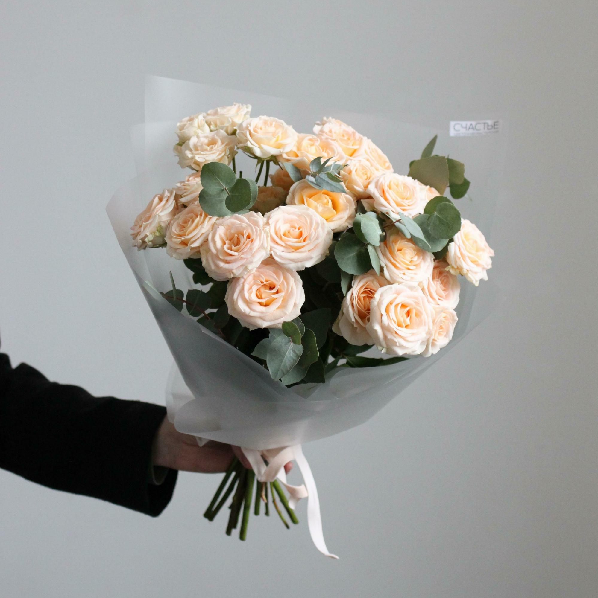 Моно кустовых роз с эвкалиптом