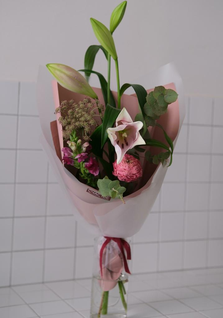 Букет комплимент с лилией