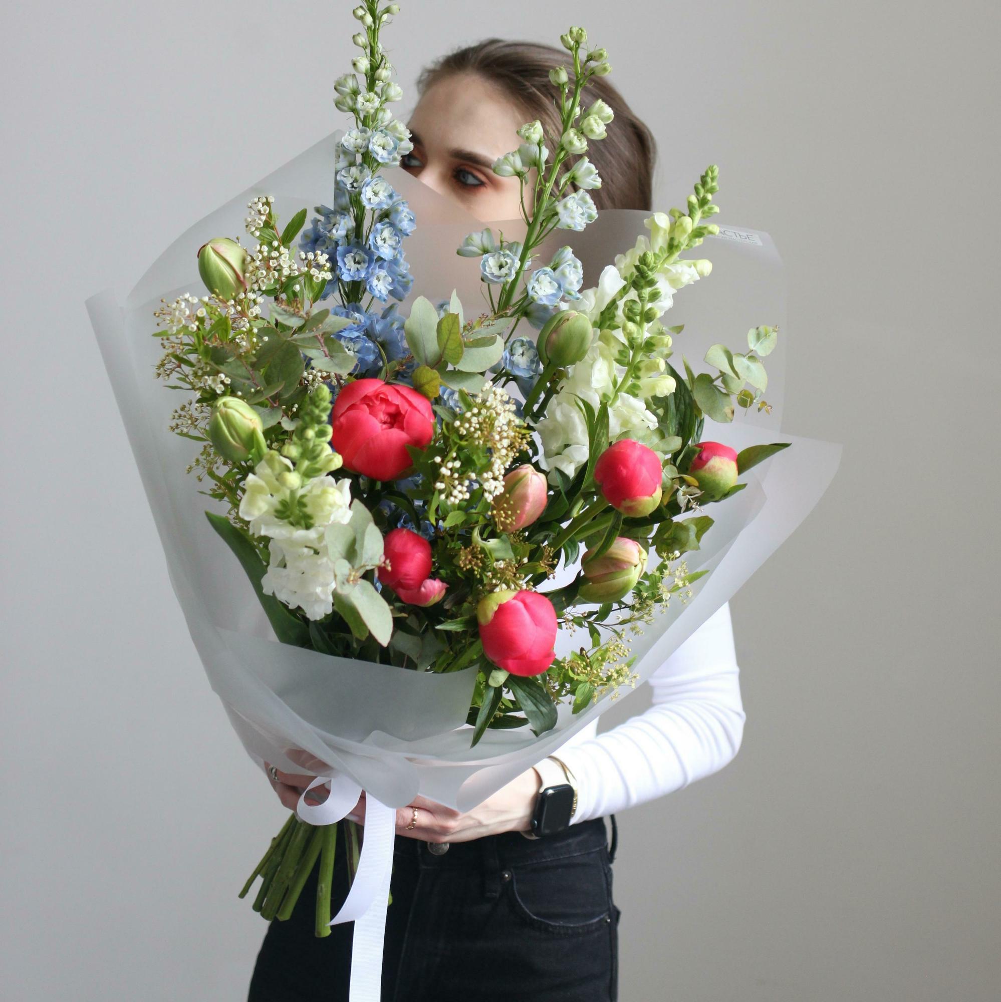 Объемный букет с пионами