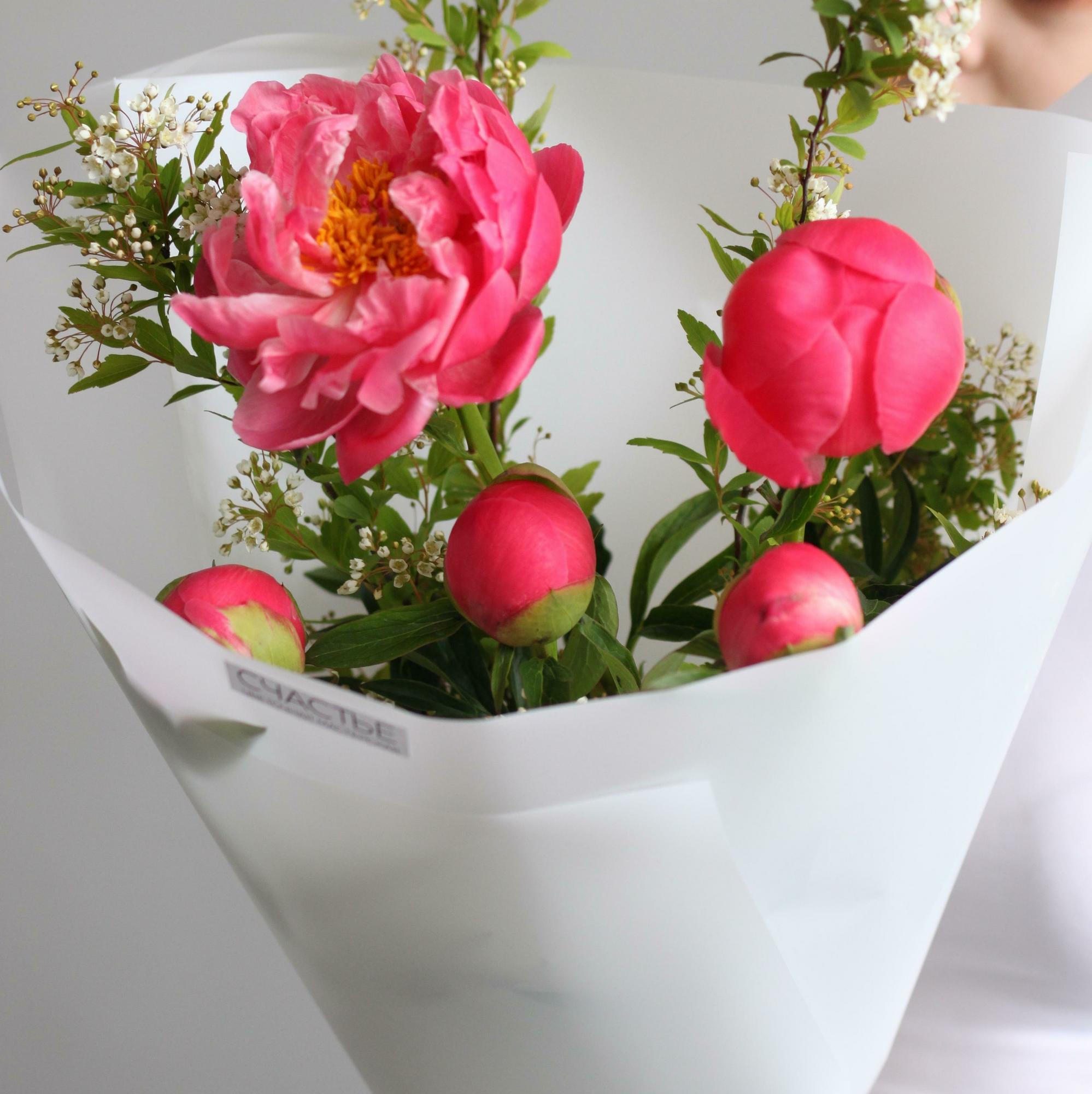 Пионы с цветущими ветками