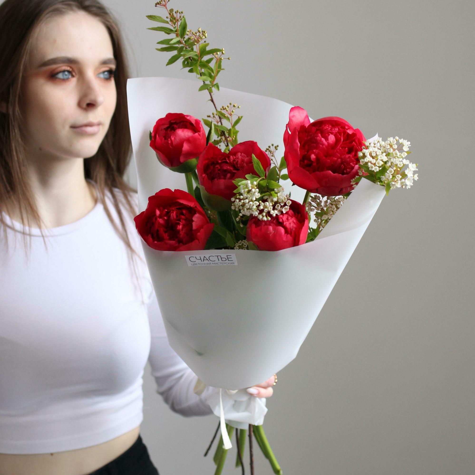 Пионы с цветущими ветками