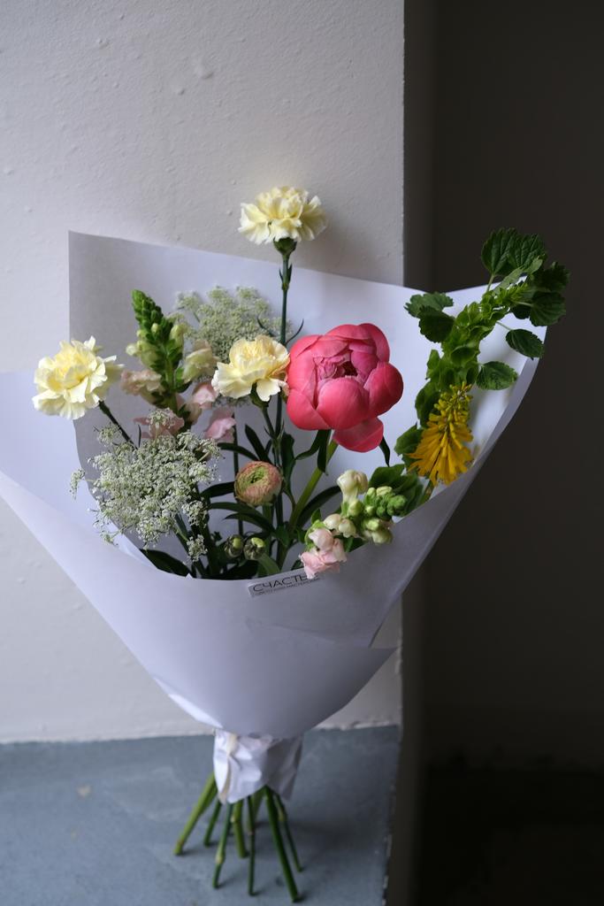 Букет с пионом