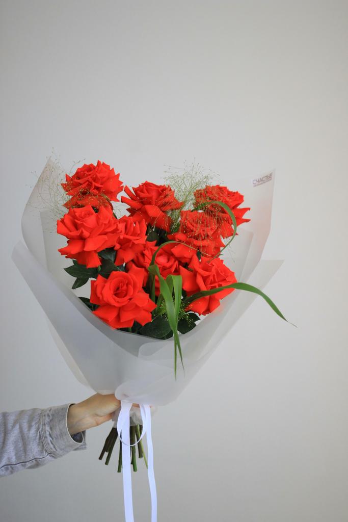 Букет алых роз