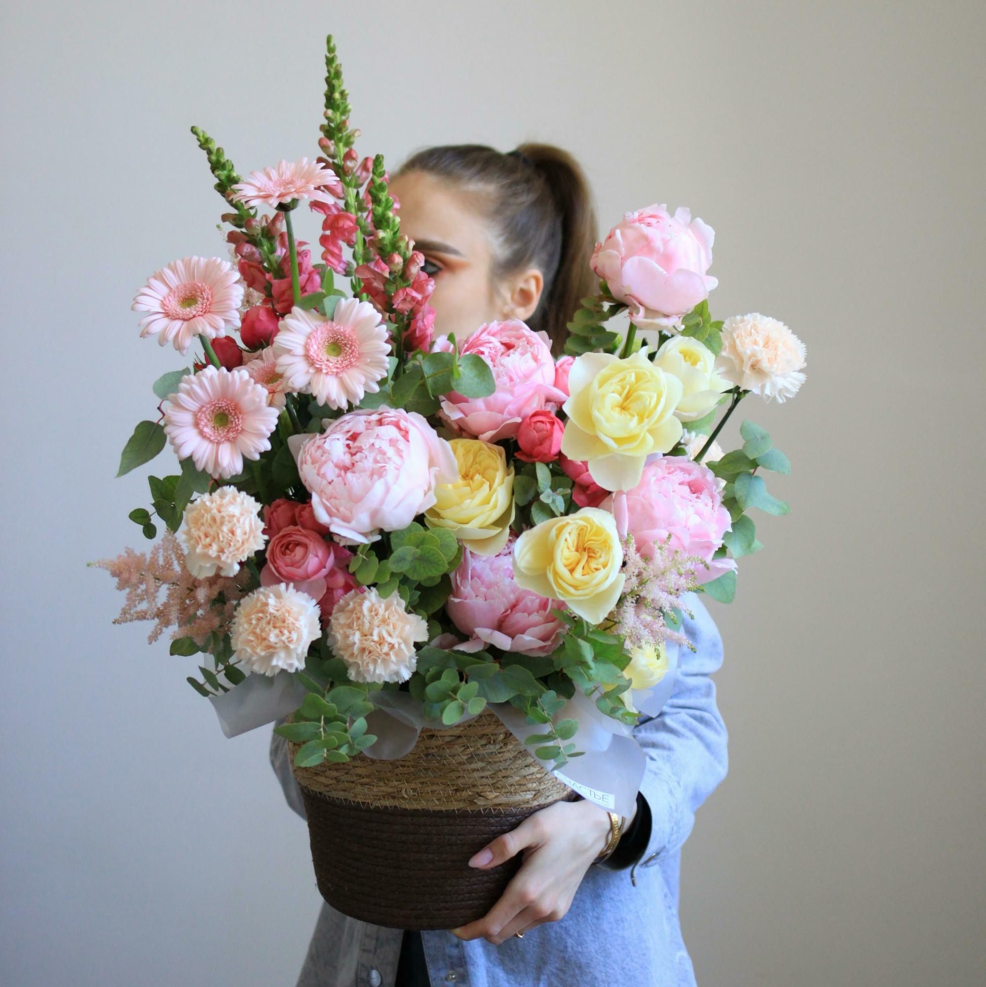 Летняя композиция в корзине