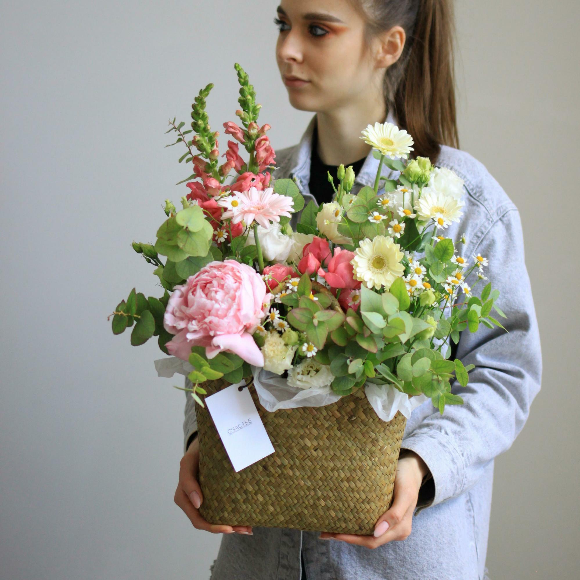 Корзинка с летними цветами