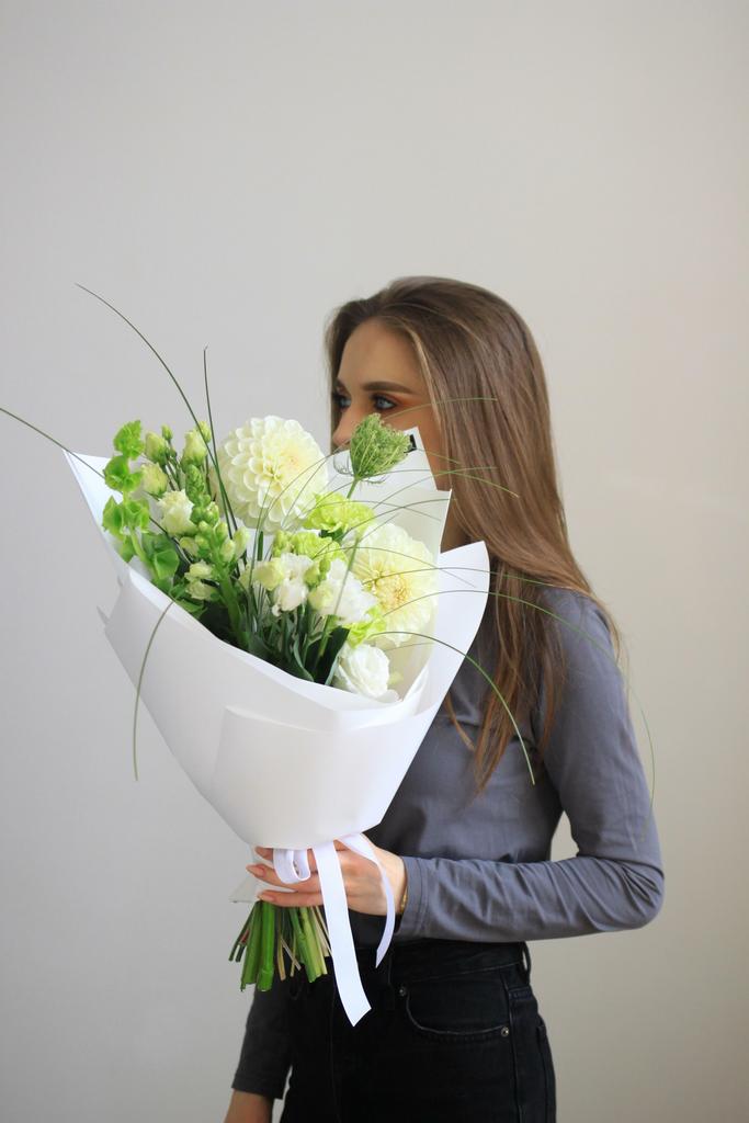 Букет с белыми георгинами