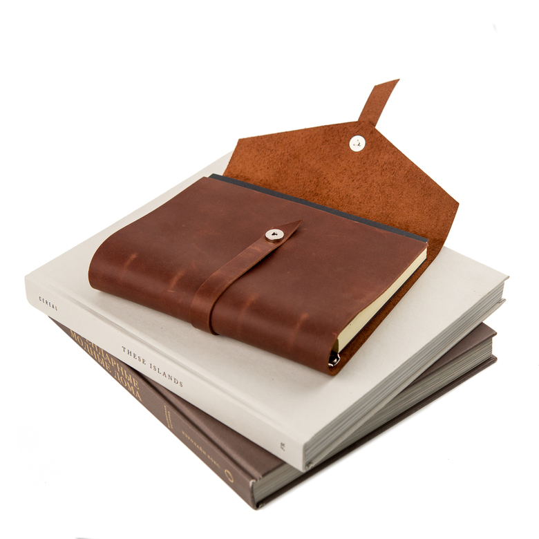 Кожаный блокнот на кольцах с удобным фальш-ремнём и магнитной кнопкой