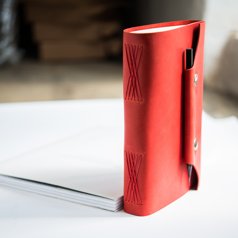 Кожаный блокнот с шитьём по корешку и креплением для ручки на клапане