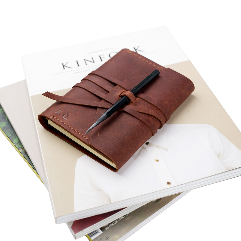 Кожаный блокнот А6 на кольцах с длинным ремнём и карманом для бумаг и карт