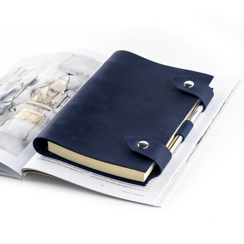 Кожаный блокнот А5 на кольцах с креплением для ручки и двумя хлястиками на магнитных кнопках