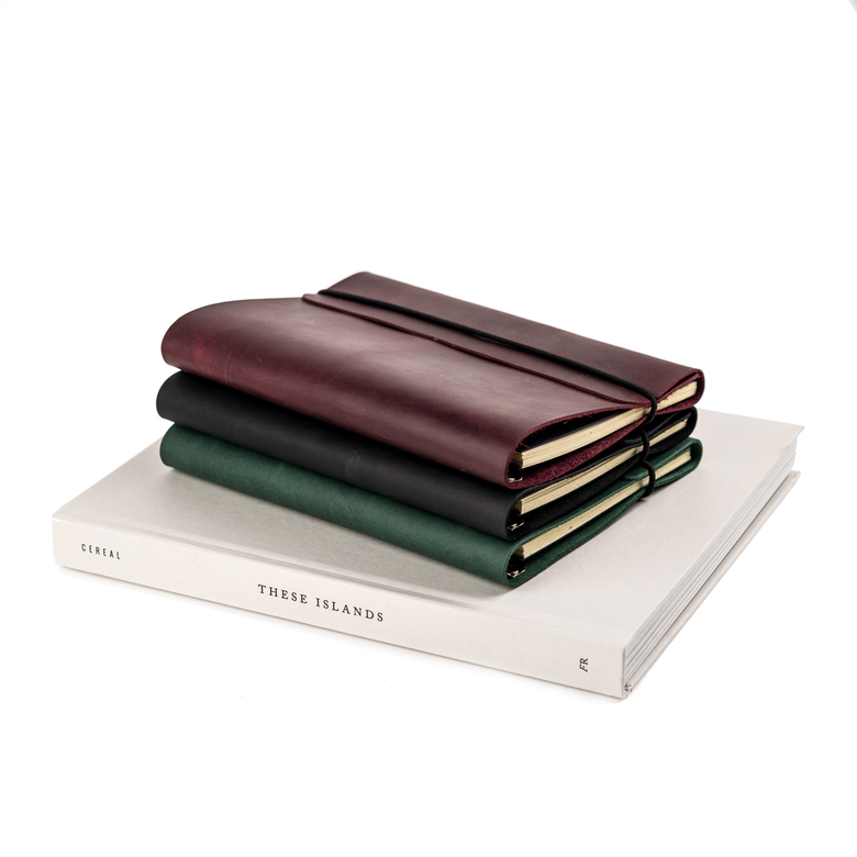 Кожаный блокнот с вертикальной резинкой и компактным кольцевым механизмом