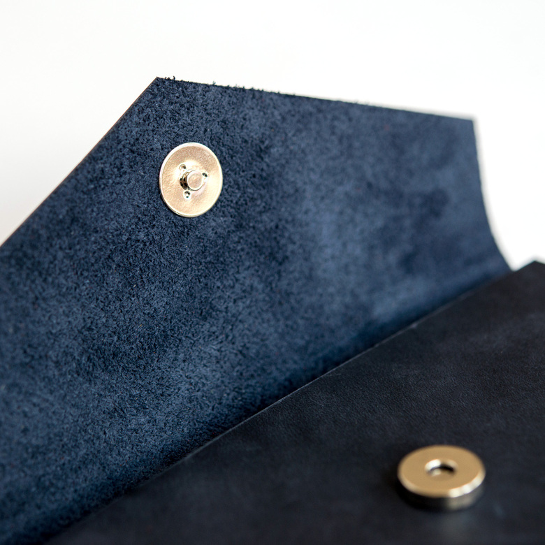 Кожаный блокнот с пришитыми тетрадями к корешку и закрыванием на магнитную кнопку