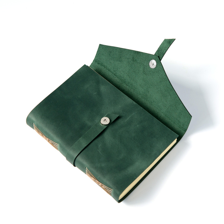 Кожаный блокнот с пришитыми тетрадями к корешку и закрыванием на магнитную кнопку с фальшремнём