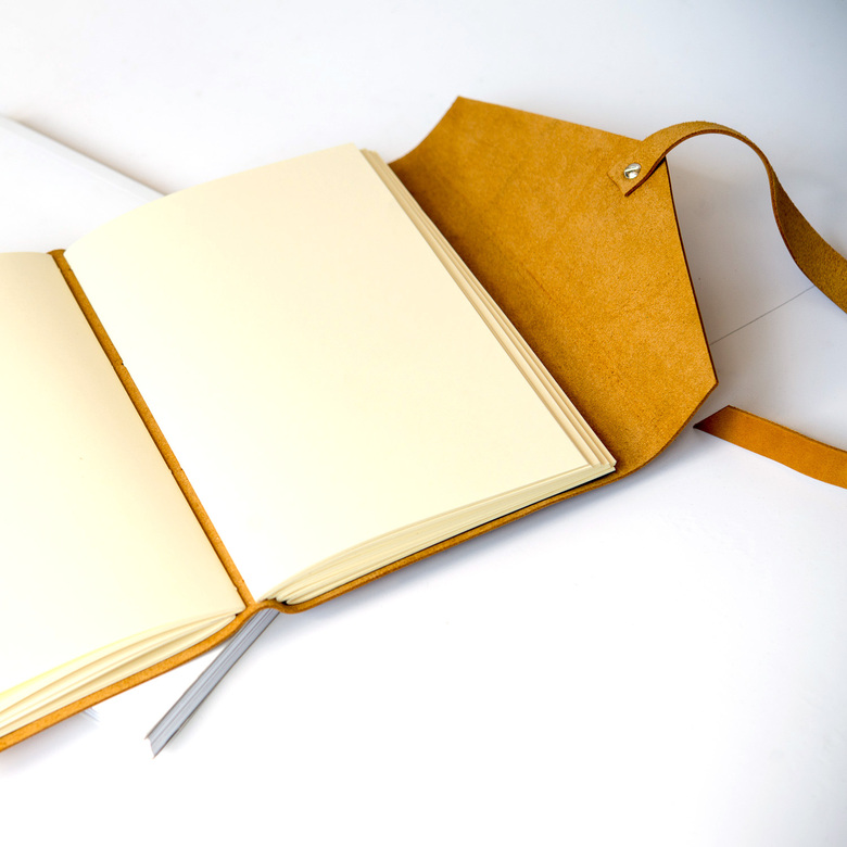 Кожаный блокнот с пришитыми тетрадями к корешку и закрыванием на ремень с кобурной кнопкой