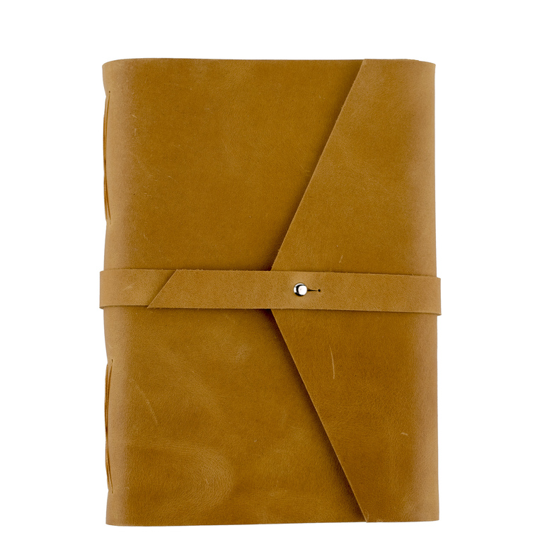 Кожаный блокнот с пришитыми тетрадями к корешку и закрыванием на ремень с кобурной кнопкой