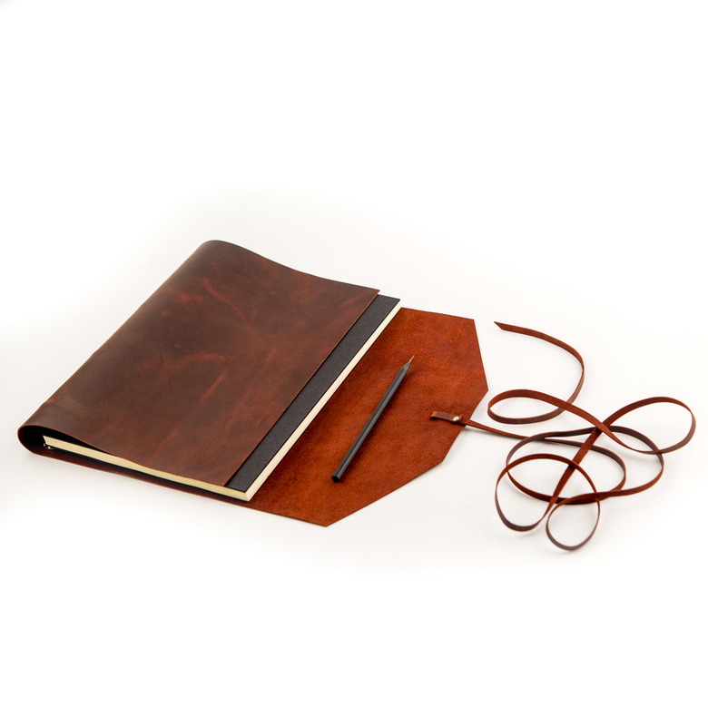 Кожаный блокнот А4 на кольцах с уплотнёнными форзацами и закрыванием на длинном шнурке