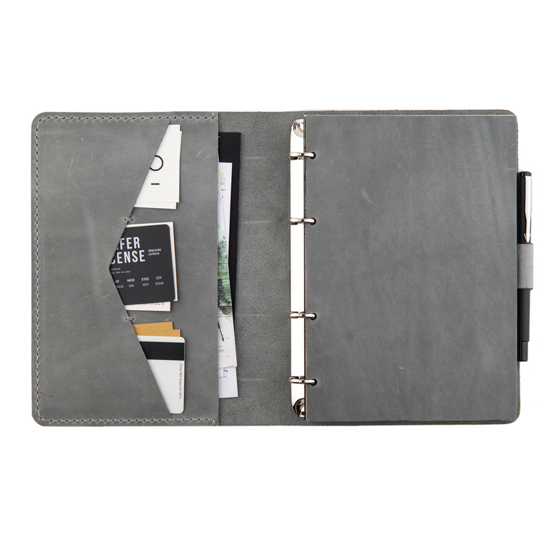 Кожаный блокнот с горизонтальной  резинкой, карманом, креплением для ручки и компактным кольцевым механизмом