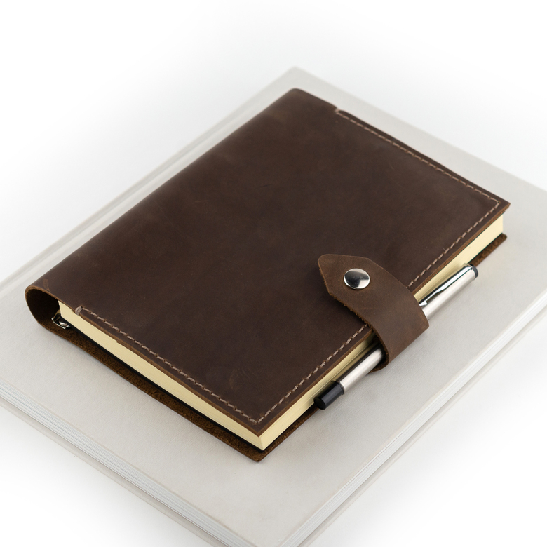 Кожаный блокнот на кольцах с карманами, хлястиком на магнитной кнопке и креплением для ручки