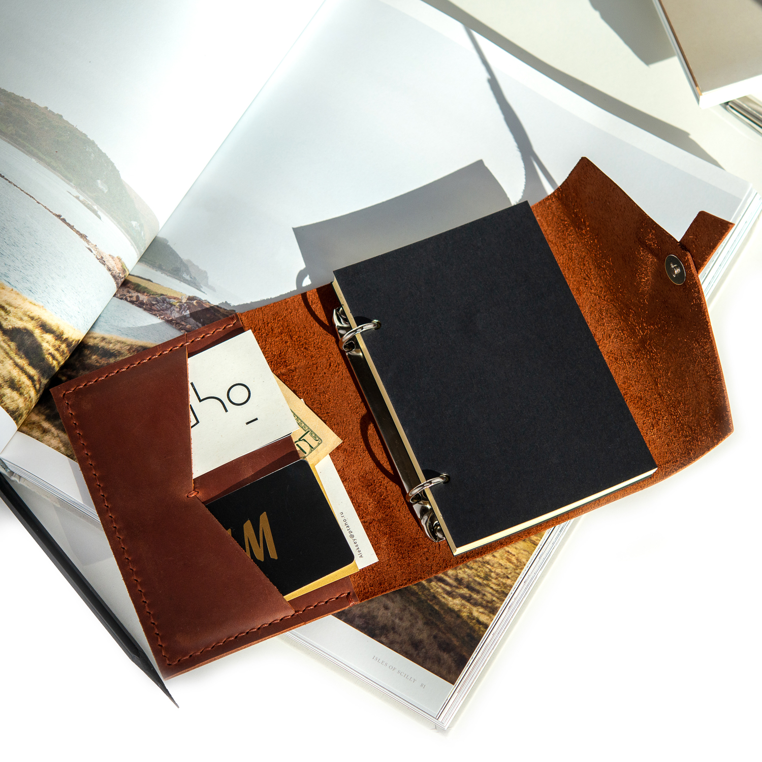 Кожаный блокнот А6 на кольцах с карманом и ремнём на магнитной кнопке