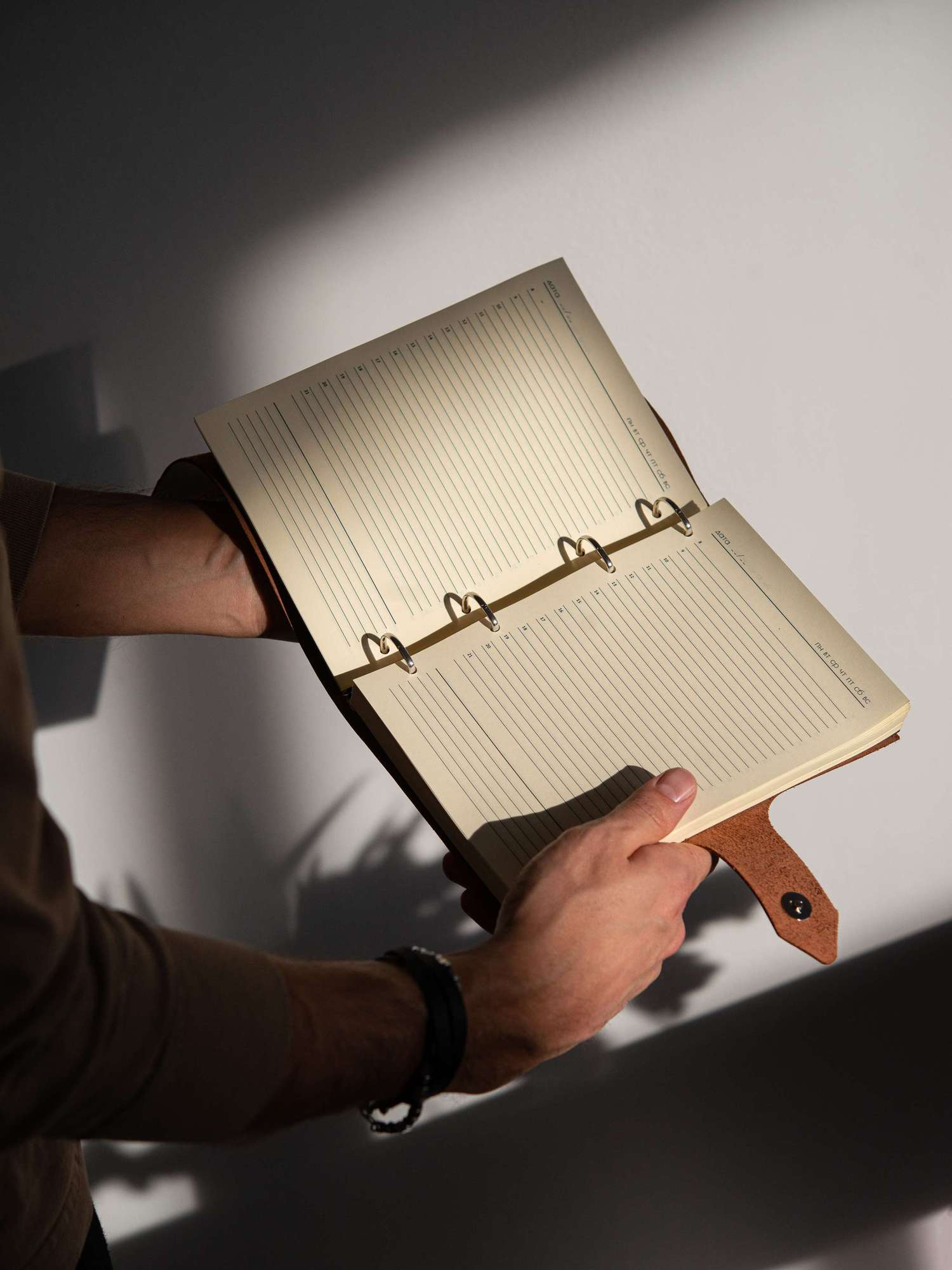 Кожаный блокнот А5 на кольцах с магнитной кнопкой на хлястике