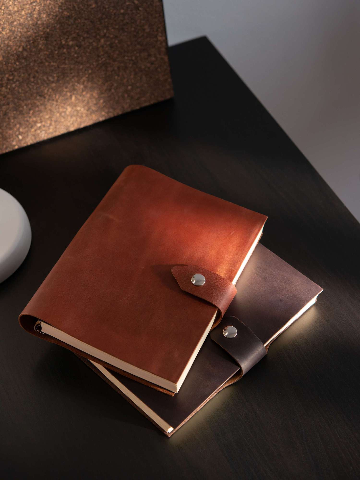 Кожаный блокнот А5 на кольцах с магнитной кнопкой на хлястике