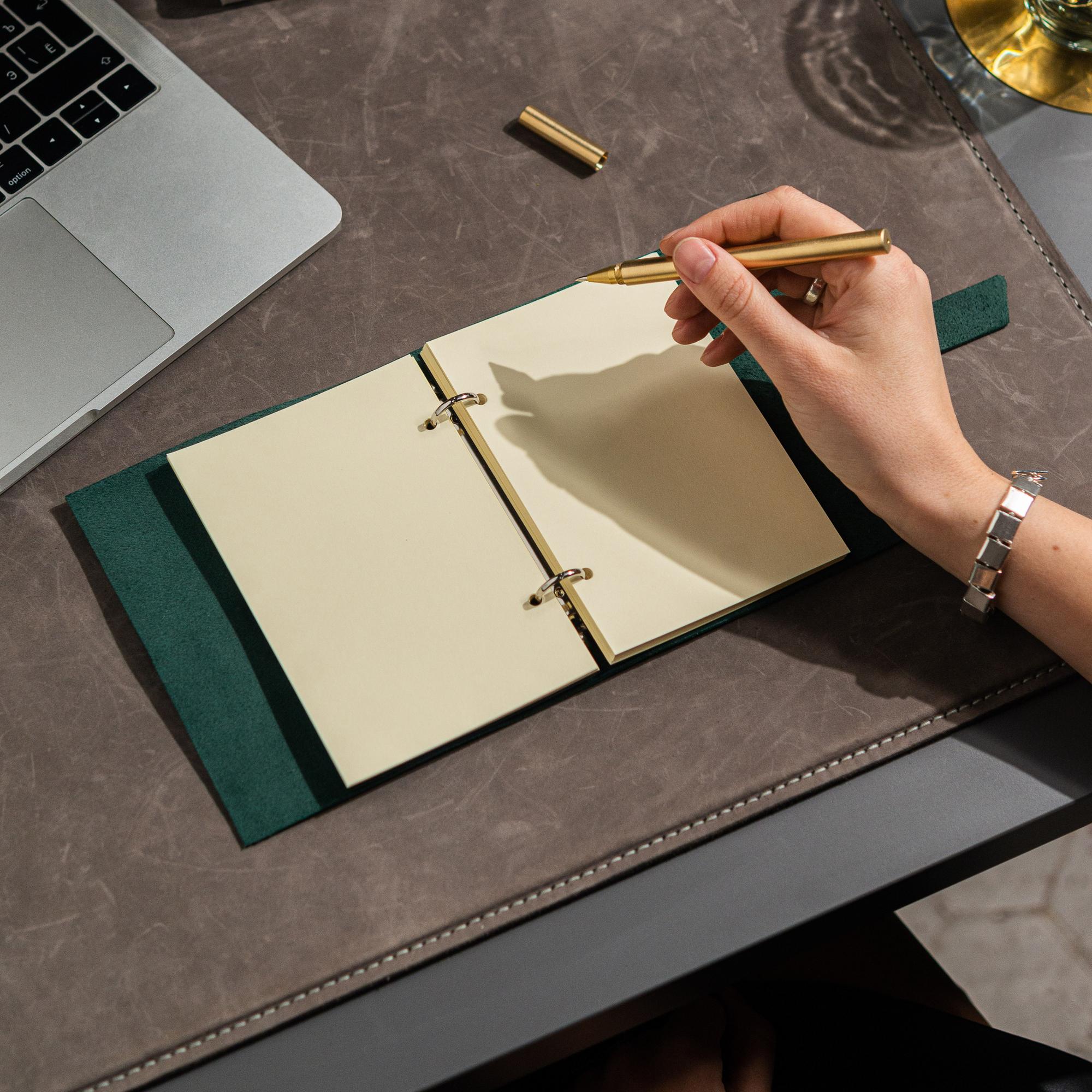 Кожаный блокнот А6 на компактном кольцевом механизме, с хлястиком