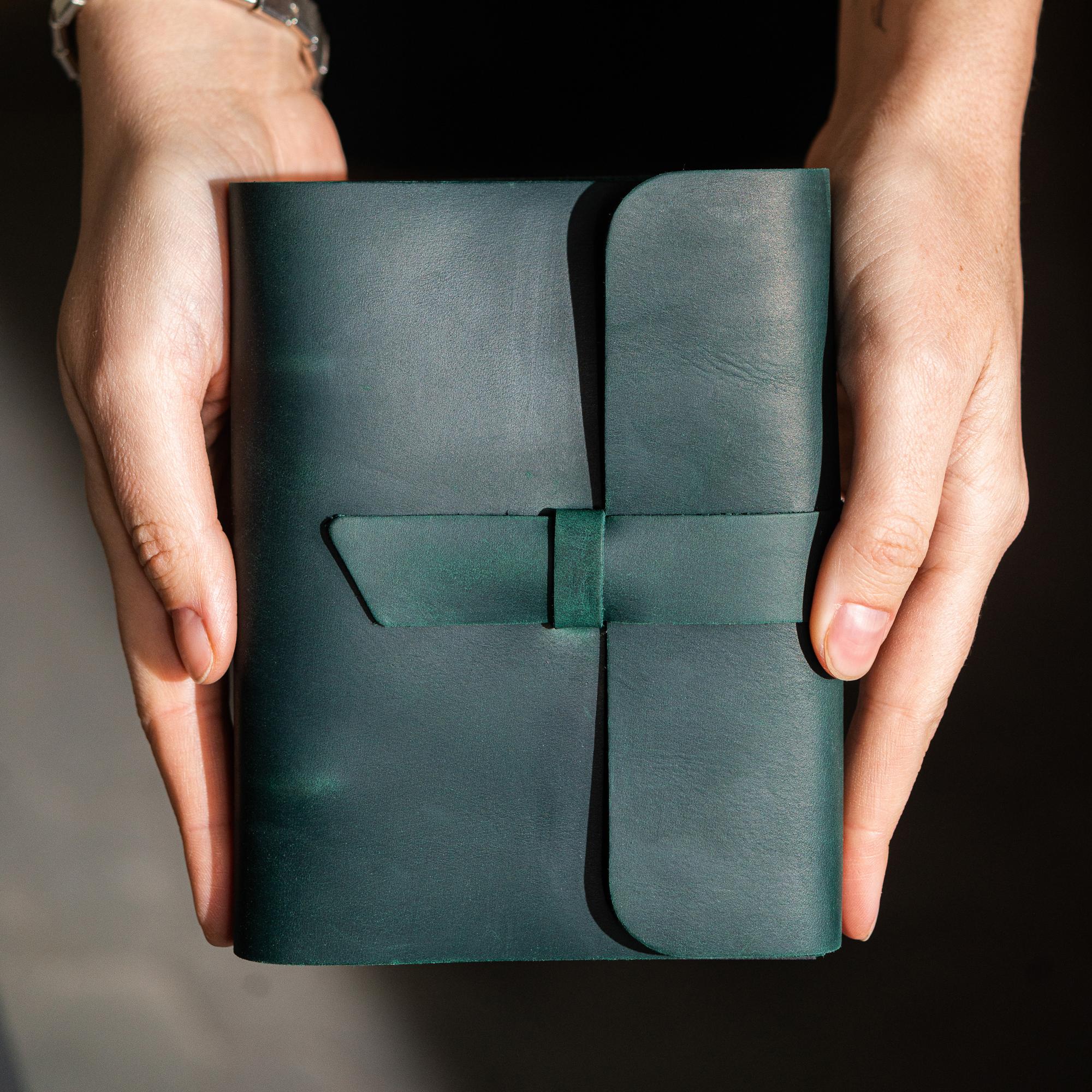 Кожаный блокнот А6 на компактном кольцевом механизме, с хлястиком