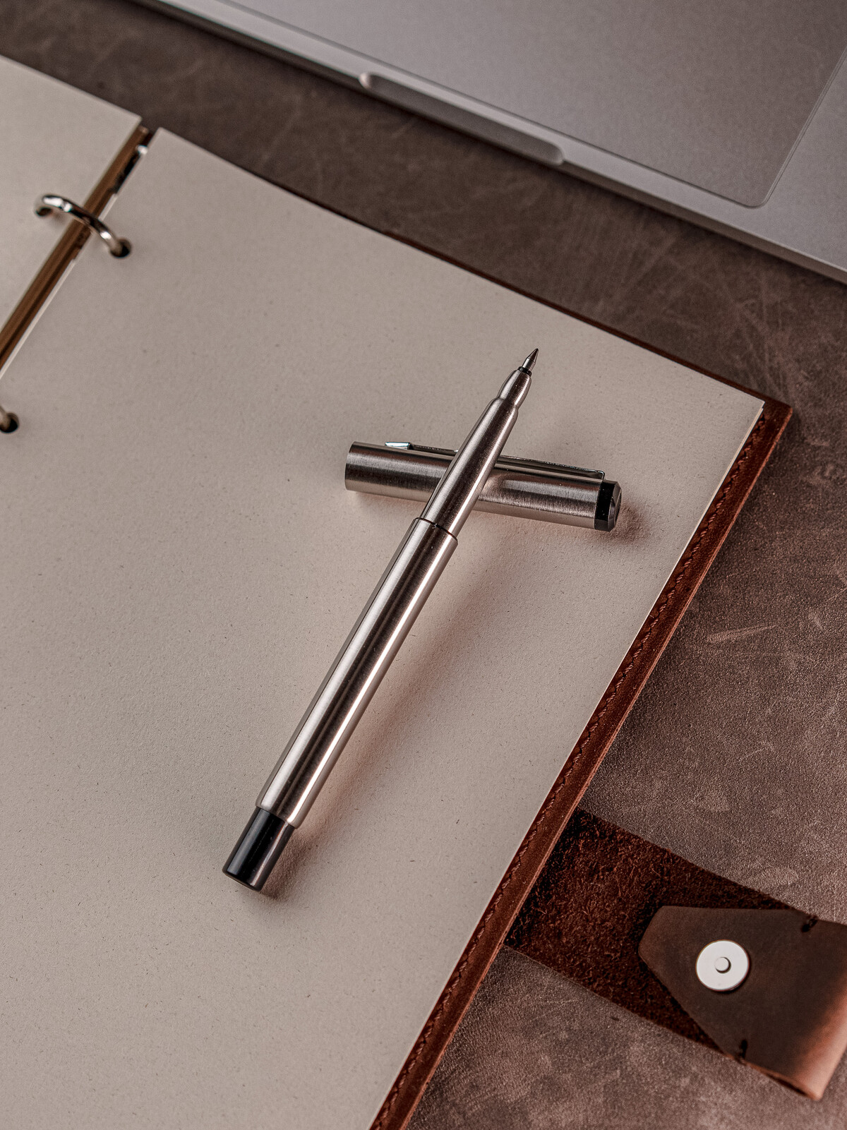 Красивая гелевая ручка с корпусом из нержавеющей стали/Металлическая подарочная ручка черная