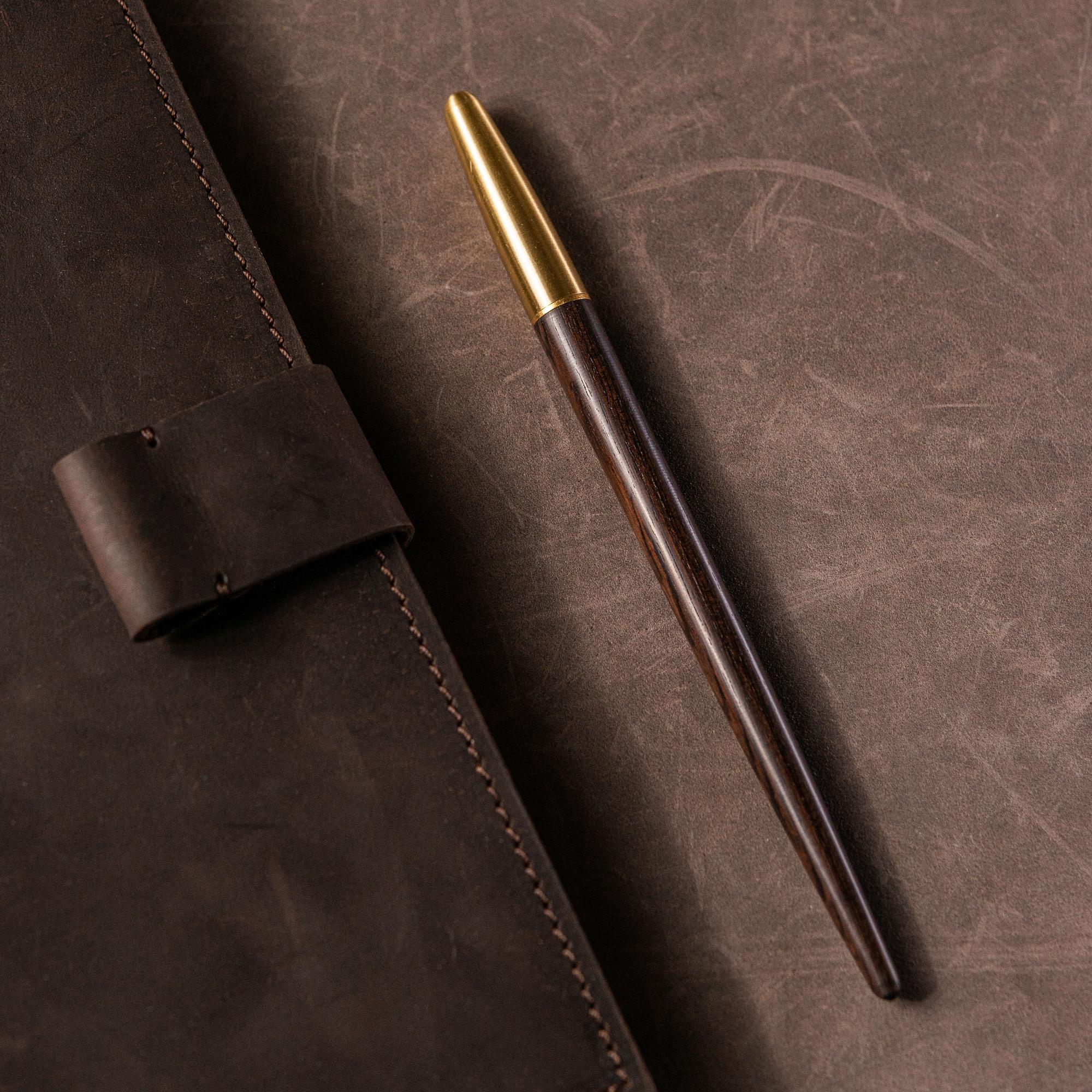 Красивая гелевая ручка с корпусом из натурального дерева и латуни
