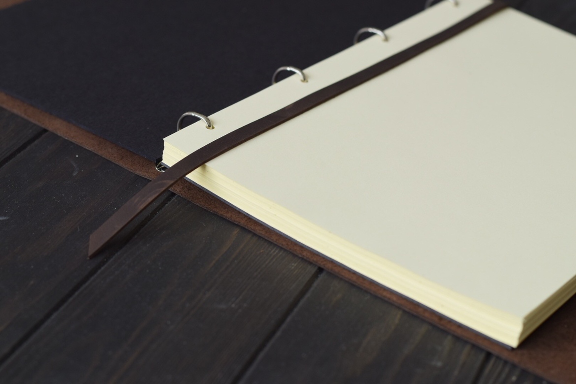 Закладка из кожи