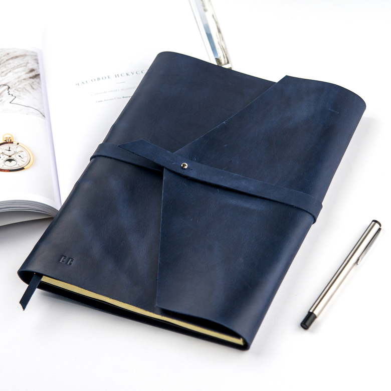 Кожаный блокнот А4 на кольцах с уплотнёнными форзацами и ремнём намоткой на кобурной кнопке