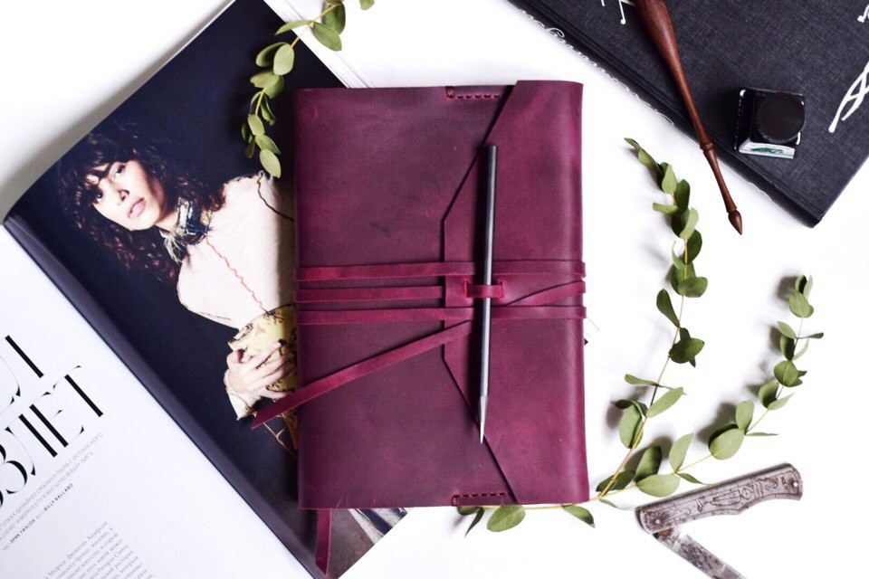 Кожаная обложка на ежедневник и книгу