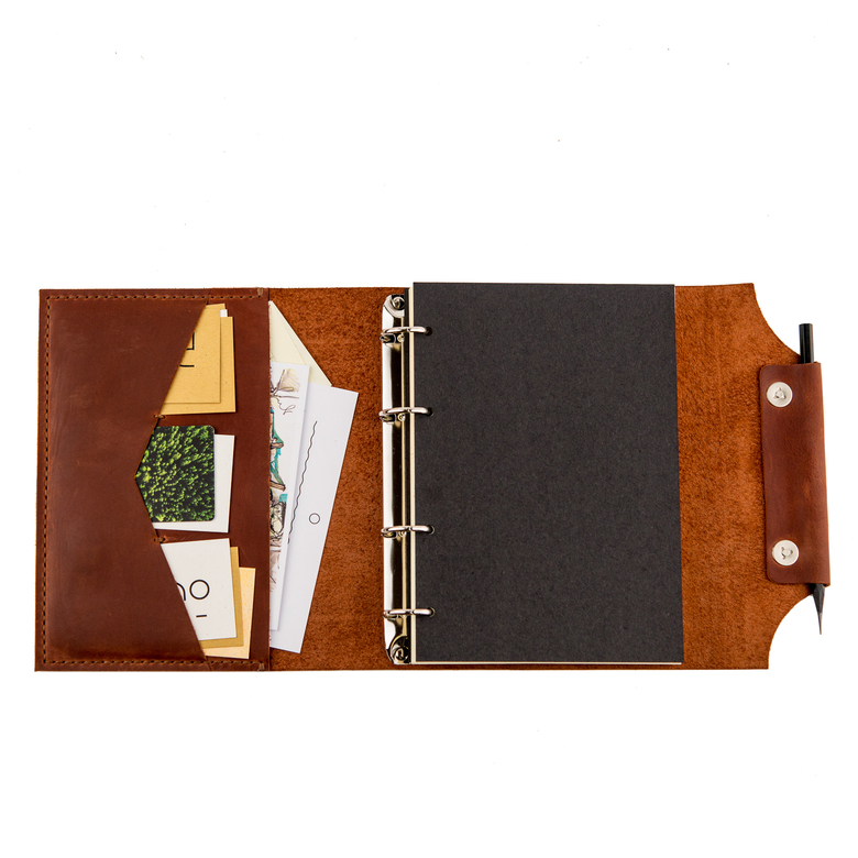 Кожаный блокнот на кольцах с карманами и креплением для карандаша на клапане
