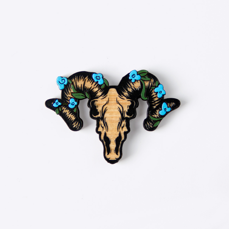 Брошь "БАРАН В ЦВЕТАХ"