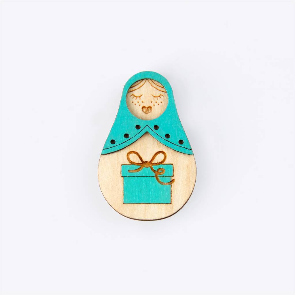 Значок "МАТРЕШКА С ПОДАРКОМ"