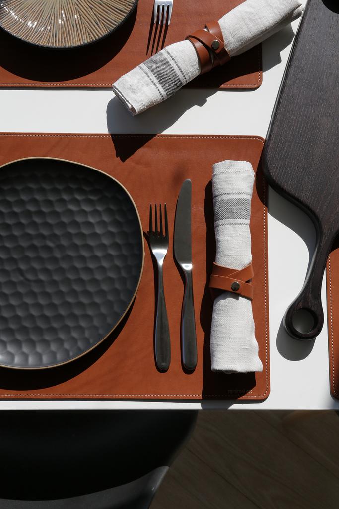 Плэйсматы из кожи со строчкой