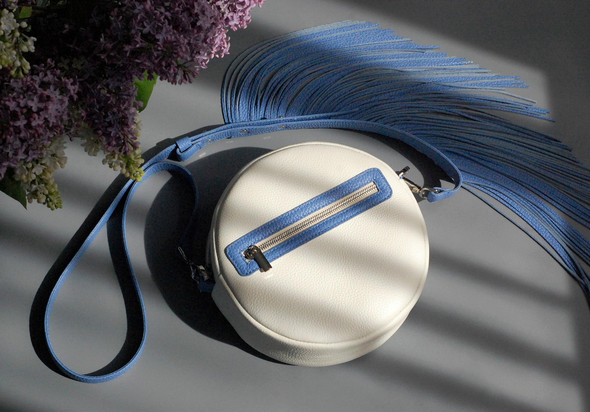 Круглая кожаная сумка с бахромой