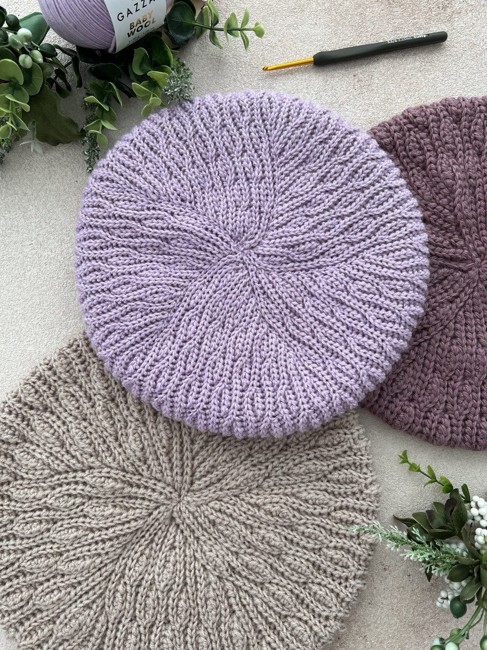 Берет крючком Веточки