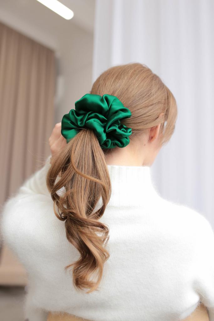 Резинка для волос giant гигант большая пушистая объемная классическая из натурального шелка тренд 2023 2024 на волосах в насыщенном зеленом изумрудном цвете silk lovers