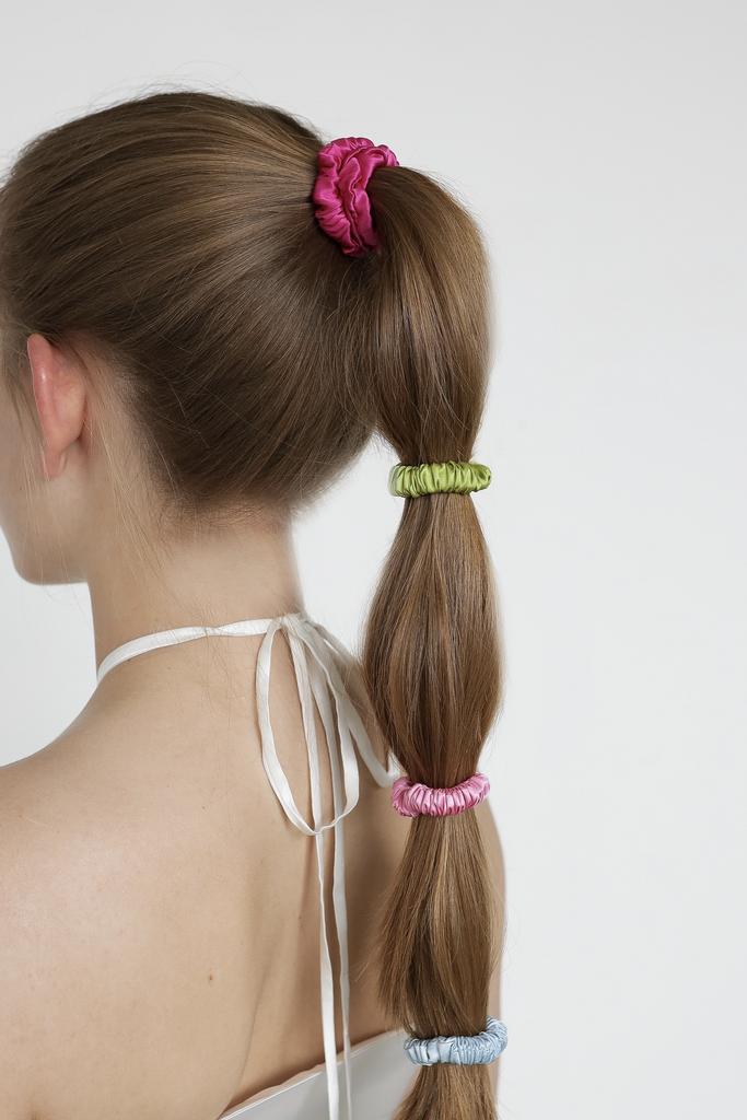 Резинка для волос из натурального шелка детская микро малеьнкая ярких цветов тренд 2023