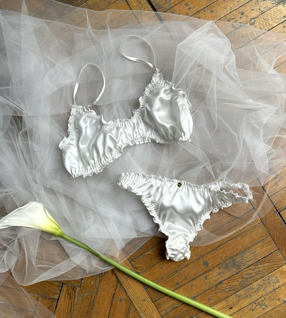 Комплект нижнего белья бра без застежки и трусики-стринги с рюшами из натурального шелка