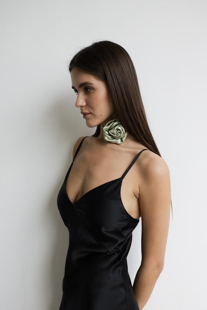 Шелковый чокер-роза оливка