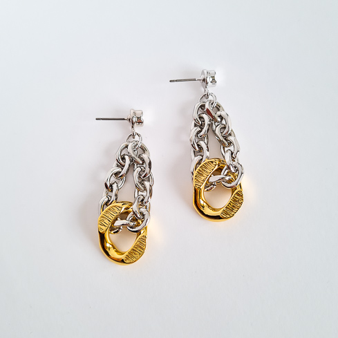 Биколорные серьги с цепочками со вставкой из звена