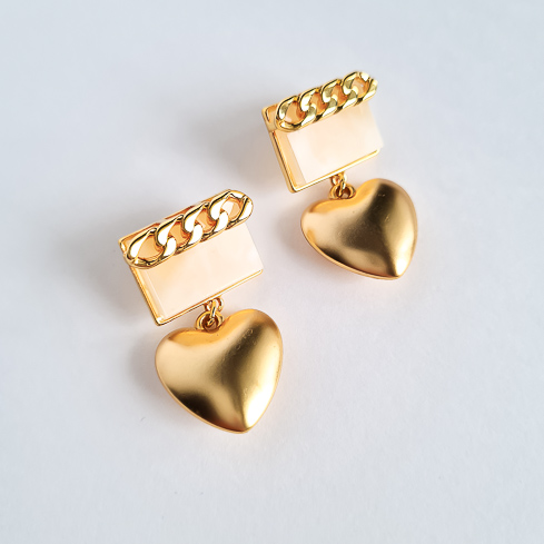 Серьги золотистые матовой текстуры с сердечками
