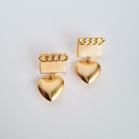 Серьги золотистые матовой текстуры с сердечками