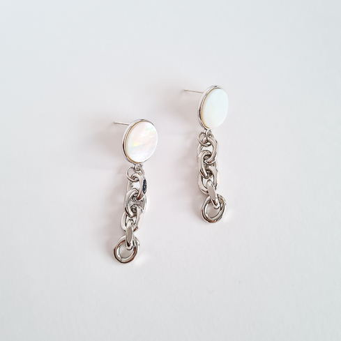 Серьги серебристые с перламутром и цепочками