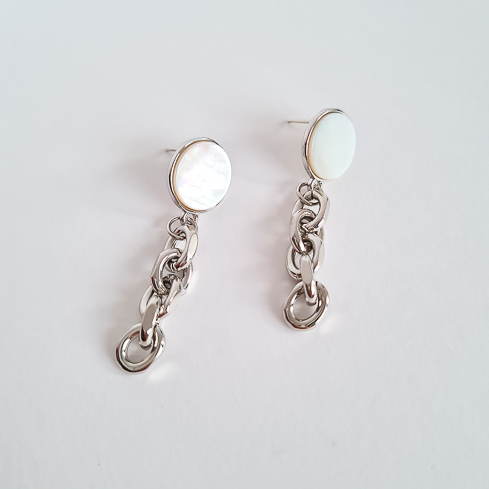 Серьги серебристые с перламутром и цепочками
